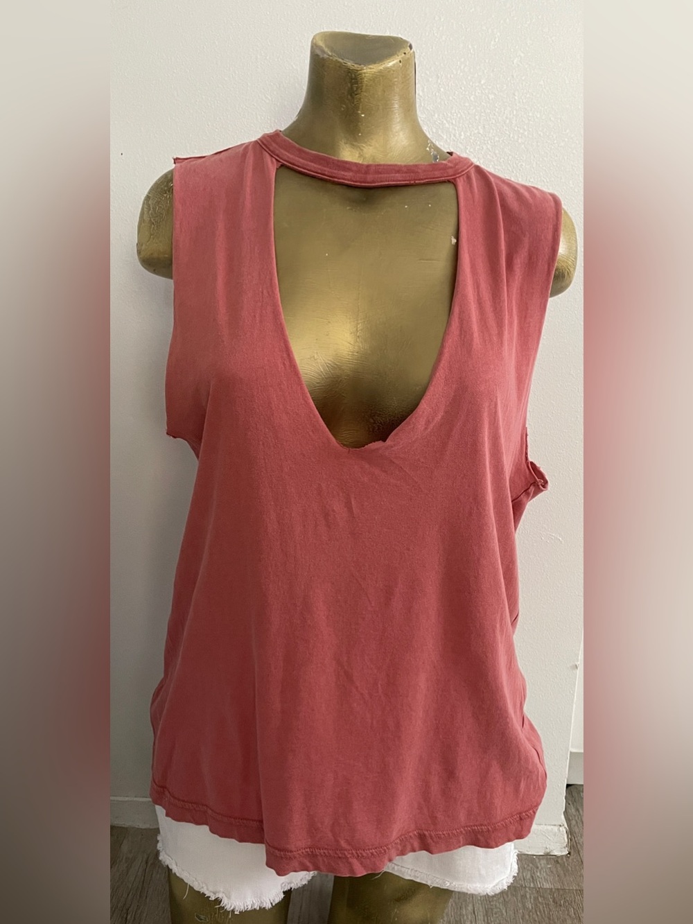 Women's Lightweight Terracotta Cut-Out Neck Low-Cut Sleeveless Tank Top Large